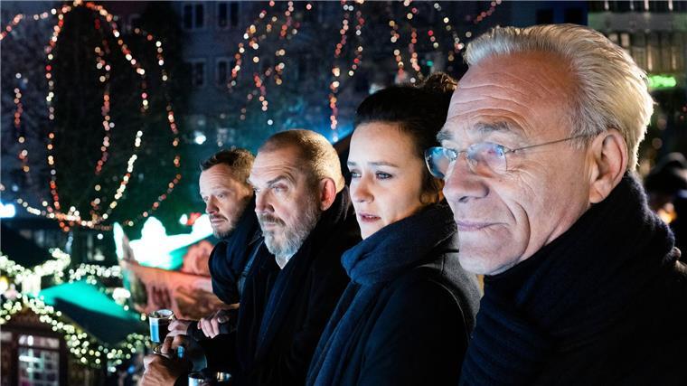 Auf dem Weihnachtsmarkt: Max Ballauf (Klaus J. Behrendt, r), Natalie Förster (Tinka Fürst 2.v.r.), Freddy Schenk (Dietmar Bär) 2.v.l.) und Norbert Jütte (Roland Riebeling l).