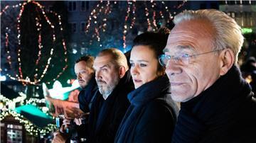 Auf dem Weihnachtsmarkt: Max Ballauf (Klaus J. Behrendt, r), Natalie Förster (Tinka Fürst 2.v.r.), Freddy Schenk (Dietmar Bär) 2.v.l.) und Norbert Jütte (Roland Riebeling l).