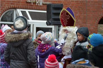 Auf dem Zevener Weihnachtsmarkt war der niederländische Sinterklaas mal wieder d...