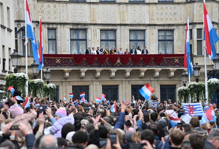 „Guillaume!“ - Luxemburg feiert neuen Großherzog Auf den Auftritt der Familie auf dem Balkon haben viele gewartet