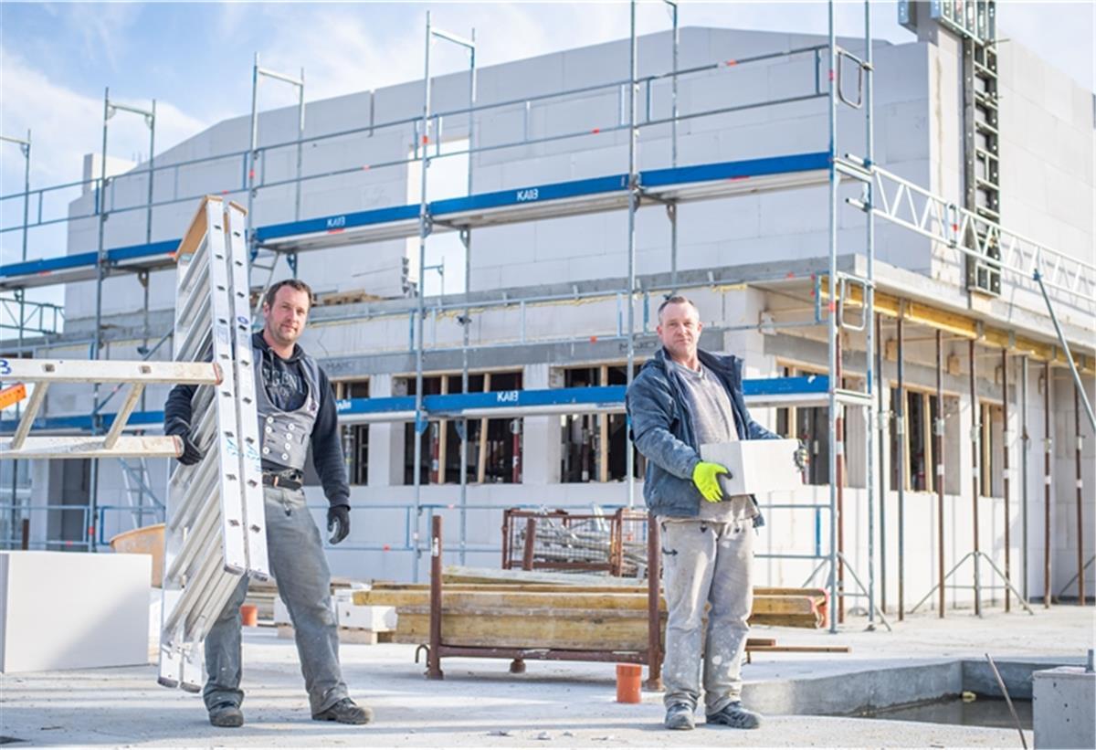 In der Baubranche läuft es wie gewohnt – aber mit Abstand Auf den Baustellen läuft fast alles wie vor Corona: Michael Meyer (links) und Matthias Breier vom Bauunternehmen Alfred Brünjes an einem Neubau im Fischereihafen.