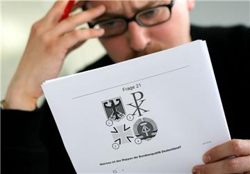 Auf den Einbürgerungstest sollten sich die Teilnehmer gut vorbereiten. Abgefragt wird Wissen über Geschichte, Politik und Gesellschaft.