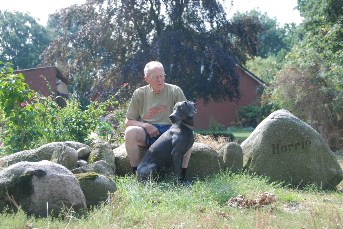 Auf den Findlingen vor seinem Bauernhaus genießt Hans-Georg Harrie mit dem Weimaraner-Rüden Pluto das Sommeridyll. Der Hof ist einer von fünfen, die früher die Bauernschaft am sogenannten Freien Damm Apeler bildeten. Foto Fixy