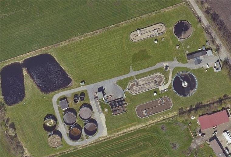 Luftbild einer Kläranlage.