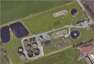 Luftbild einer Kläranlage.