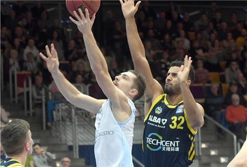 Auf den kämpferischen Einsatz von Adrian Breitlauch (links) werden die Eisbären in der kommenden Saison verzichten müssen.