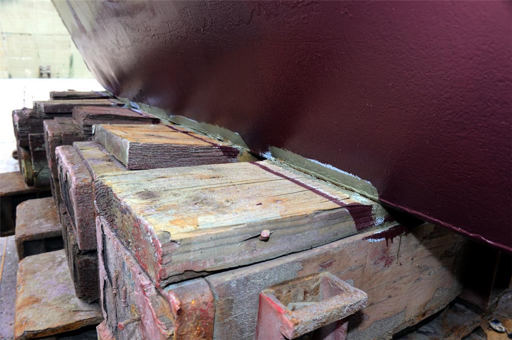 Auf den Lagern liegt ein weiches Schutzholz, in das sich der Kiel des Schiffes e...