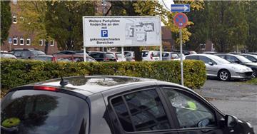 Auf den Parkplätzen an den Stadthäusern ist das Parken generell frei. Das könnte sich künftig ändern.  Foto Scheschonka