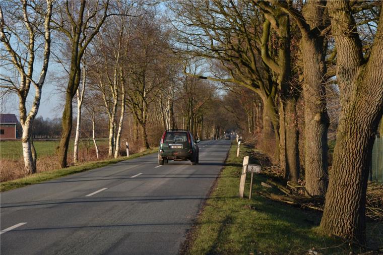 Auf den Radweg an der K18 - hier zwischen Bad Bederkesa und Flögeln - werden die Bürger noch warten müssen.