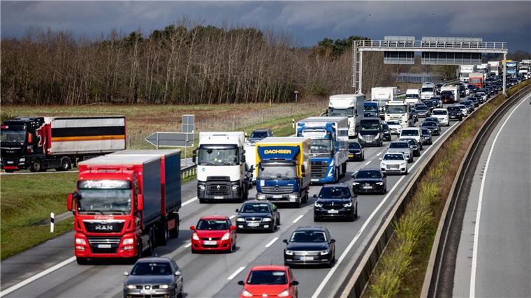 Auf den Straßen im Norden wird es rund um Himmelfahrt und das Wochenende voll. (Archivbild)