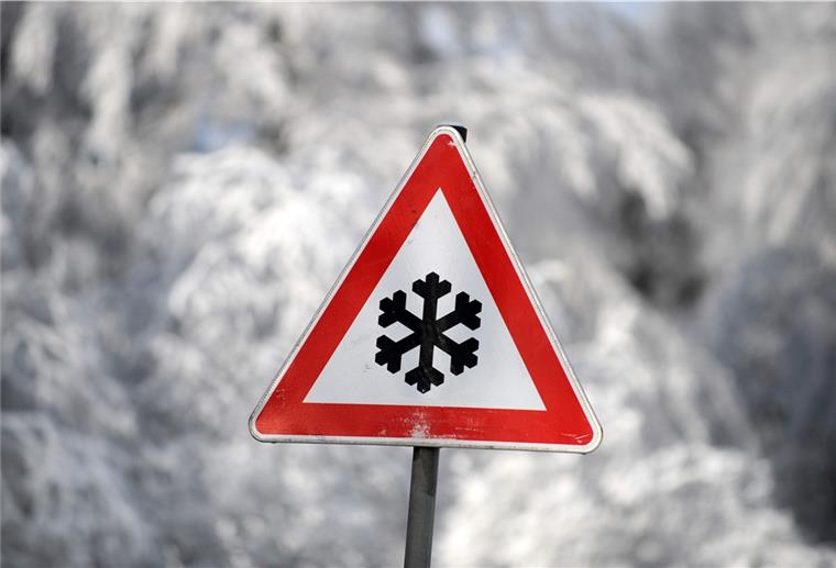 Vor winterlichen Straßenverhältnissen warnt am 27.01.2014 auf dem verschneiten Hohen Meißner (Hessen) ein Schild.