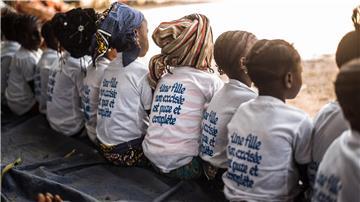 Auf den T-Shirts dieser Mädchen aus Guinea steht: „Ein unbeschnittenes Mädchen ist rein und vollständig“.
