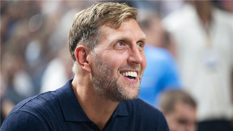 Nowitzki sieht Sieg: Basketballer bezwingen Spanien erneut Auf den Zuschauerrängen: Dirk Nowitzki.