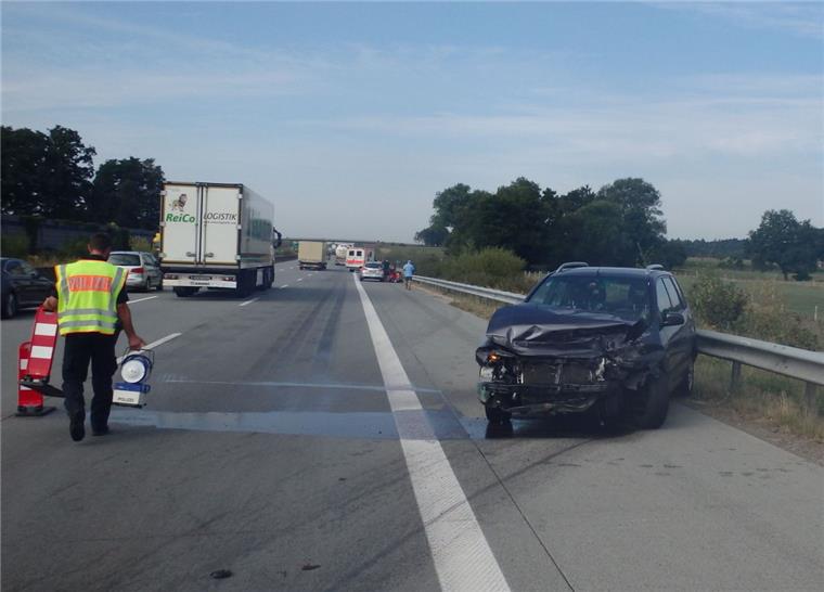 Auf der A 1 sind am Dienstagmorgen zwei Fahrzeuge in Höhe Groß Meckelsen zusammengestoßen. Drei Personen wurden dabei verletzt. 