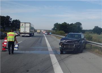 Auf der A 1 sind am Dienstagmorgen zwei Fahrzeuge in Höhe Groß Meckelsen zusammengestoßen. Drei Personen wurden dabei verletzt. 