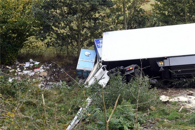 A 27: Sattelzug durchbricht die Leitplanke Auf der A 27 (Bremerhaven-Süd) hat der Fahrer eines Sattelzugs einen schweren Unfall gebaut.
