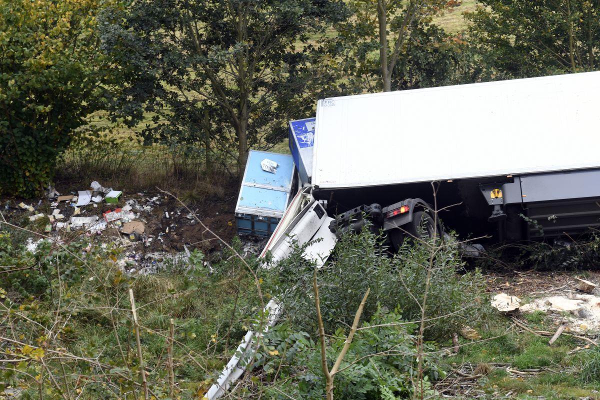 Auf der  A 27 (Bremerhaven-Süd) hat der Fahrer eines Sattelzugs einen schweren Unfall gebaut.