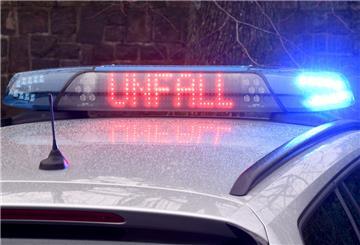 Die Leuchtschrift "Unfall" ist auf dem Dach eines Streifenwagens der Polizei zu sehen