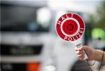 Auf der A1 bei Sittensen stoppte die Polizei am Wochenende zahlreiche Lastwagen, um sie zu kontrollieren. 