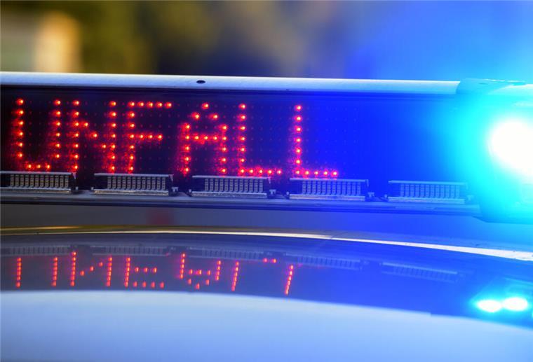 Auf dem Dach eines Streifenwagens blinkt ein Blaulicht. Daneben zeigt eine digitale Anzeige das Wort Unfall.