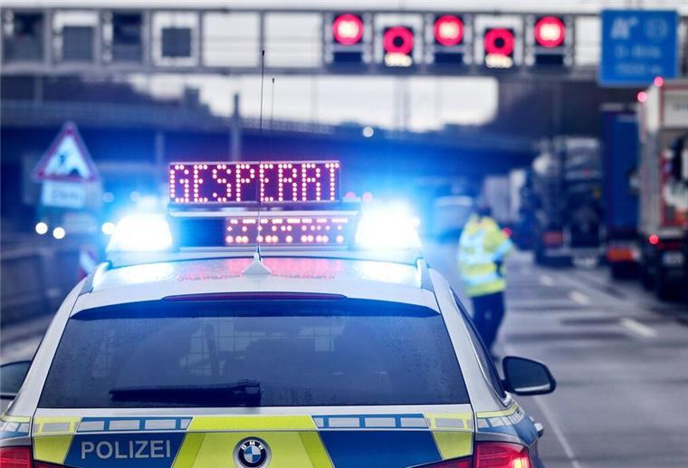 ARCHIV - Auf einem Polizeifahrzeug leuchtet die Aufschrift «Gesperrt». Foto: David Young/dpa/Symbolbild