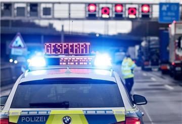 ARCHIV - Auf einem Polizeifahrzeug leuchtet die Aufschrift «Gesperrt». Foto: David Young/dpa/Symbolbild