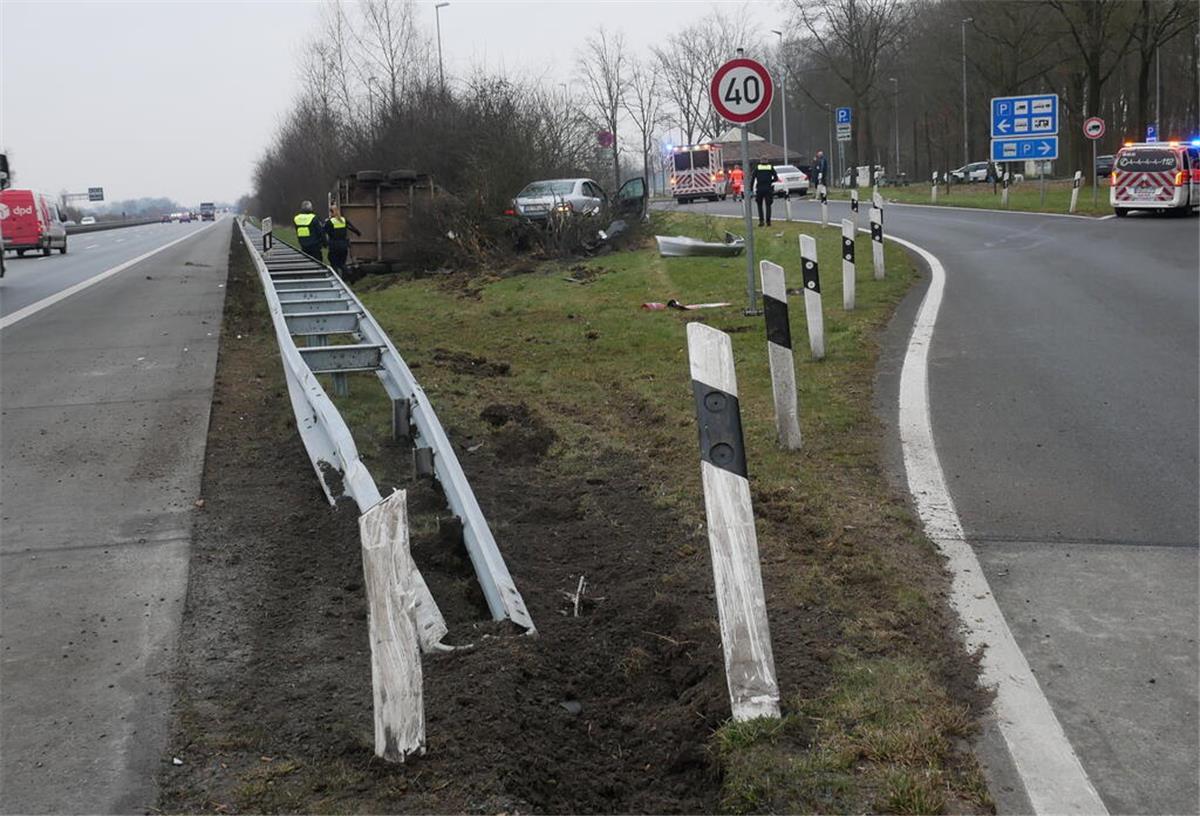 Unfall mit Pferdeanhänger auf der A1 Richtung Bremen - Tier in kritischem Zustand Auf der A1 ist ein Pferdeanhänger bei einem Unfall umgekippt. Das Tier wurde verletzt, sein Zustand ist kritisch. Auch die Pkw-Insassen kamen mit Verletzungen ins Krankenhaus.