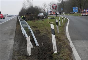 Auf der A1 ist ein Pferdeanhänger bei einem Unfall umgekippt. Das Tier wurde verletzt, sein Zustand ist kritisch. Auch die Pkw-Insassen kamen mit Verletzungen ins Krankenhaus.