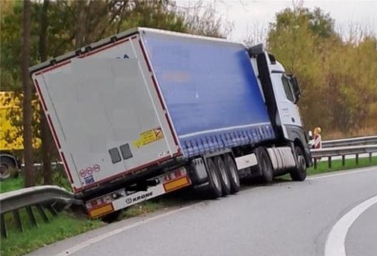 A27: Abfahrt Stotel in Richtung Wesertunnel nach Unfall gesperrt Lkw in Höh
