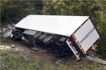 Auf der A27 - Anschlussstelle Bremerhaven-Süd - ist am Freitag ein Sattelzug verunglückt.