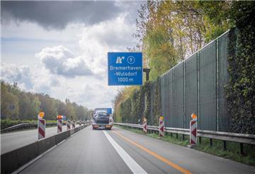 Blick auf die Autobahnbaustelle zur Sanierung der Brücken an der A27-Ab- und Auffahrt Wulsdorf.