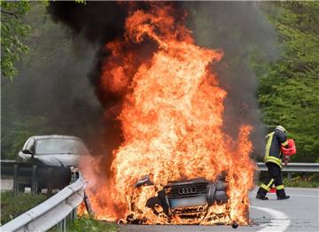 Auf der A27 bei Schwanewede ist ein Auto komplett ausgebrannt. Warum der Brand ausbrach ist zur Zeit noch ungeklärt.