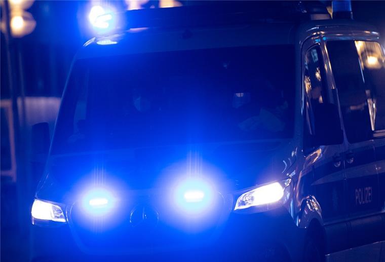 Polizisten fahren am letzten Tag vor dem Lockdown kurz nach Ladenschluss durch die menschenleere Fußgängerzone. 