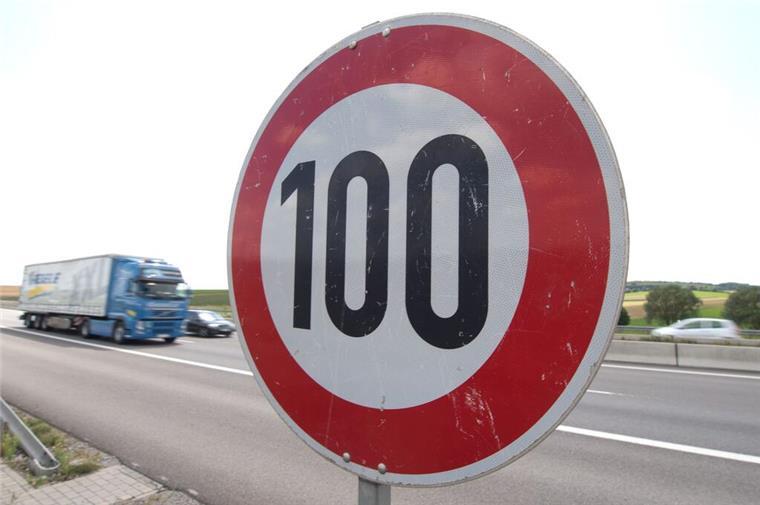 Tempo 100 auf der A27 wegen kaputter Fahrbahn: Wann die Sanierung starten soll Ein Laster und Autos fahren auf einer Autobahn an einem Tempo-100-Schild vorbei. Auf der A27 gilt seit dieser Woche zwischen Neuenwalde und Debstedt eine neue Höchstgeschwindigkeit von 100 km/h. Grund ist der marode Zustand der rechten Fahrspur. Eine umfassende Sanierung ist erst für 2026 geplant.