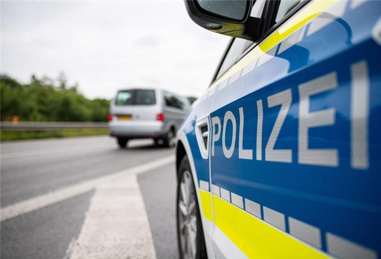 A27: 86-Jähriger kollabiert und fährt gegen Leitplanke Auf der A27 hat ein 86-Jähriger einen Unfall verursacht und einen Schwächeanfall erlitten.