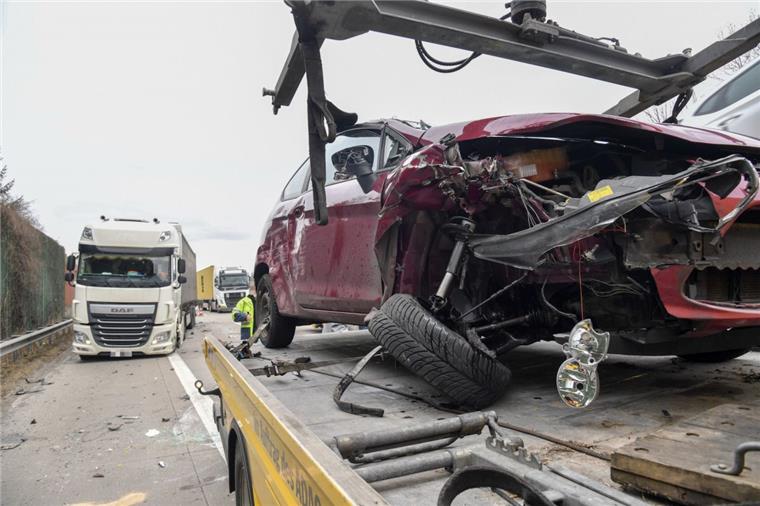 Schwerer Verkehrsunfall auf der A27 bei Bremerhaven: Auto überschlägt sich Auf der A27 hat es am Mittwoch zwischen den Anschlusstellen Bremerhaven-Geestemünde und Bremerhaven-Zentrum gekracht.