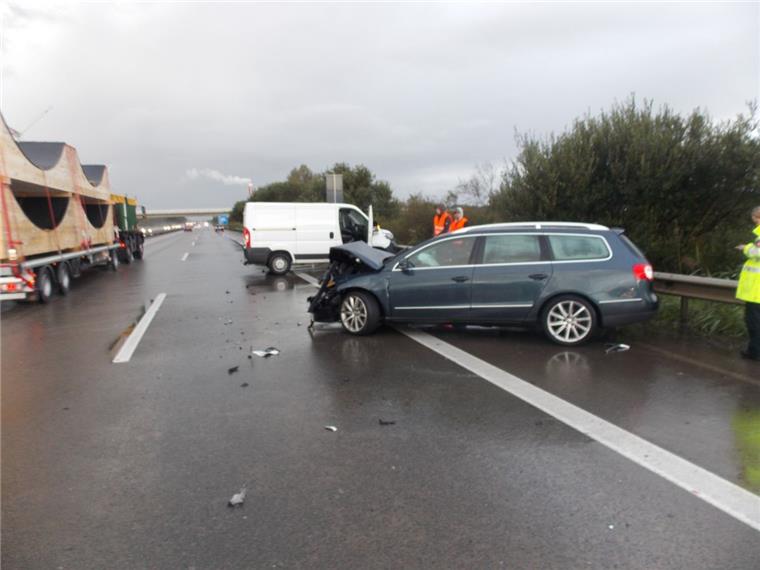Sperrung auf der A27: Autos krachen bei Starkregen ineinander Auf der A27 ist es am Freitagmorgen zu einem Unfall mit sehr hohem Sachschaden gekommen.