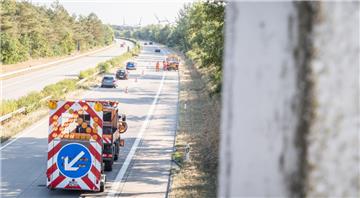 Auf der A27 sind Betonplatten teilweise geplatzt. Die Polizei hat eine Fahrbahn bei Nordholz abgesperrt.