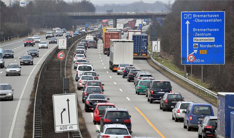 Auf der A27 staut es sich zwischen Geestemünde und Zentrum - auch weil viele Autofahrer das Reißverschluss-Verfahren nicht bedienen können.