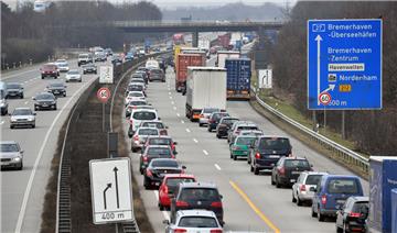 Auf der A27 staut es sich zwischen Geestemünde und Zentrum - auch weil viele Autofahrer das Reißverschluss-Verfahren nicht bedienen können.