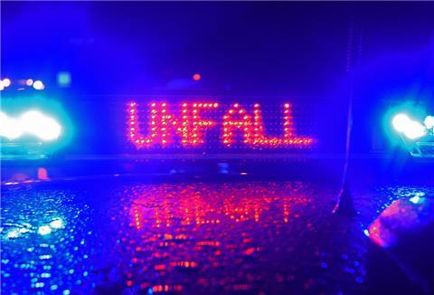 "Unfall" in roten LED-Leuchtbuchstaben steht zwischen zwei Blaulichtern auf dem Dach eines Polizeiwagens