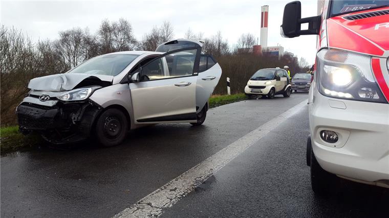 Schwerer Unfall auf der A27 bei Bremerhaven: Smart-Fahrer verliert Kontrolle Auf der A27 zwischen Bremerhaven-Mitte und Bremerhaven-Geestemünde hat es am Montag gekracht.