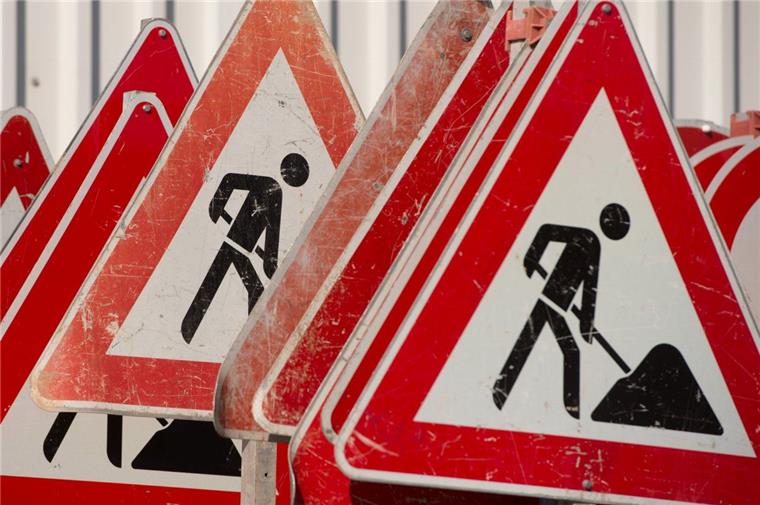 Auf der A27 zwischen Nordholz und Neuenwalde werden Betonplatten saniert.