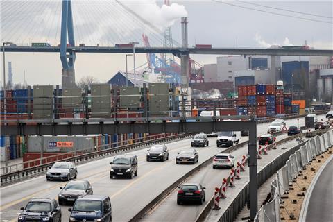 Verkehr fließt auf verschiedenen Fahrbahnen der Autobahn A7 südlich des Elbtunnels