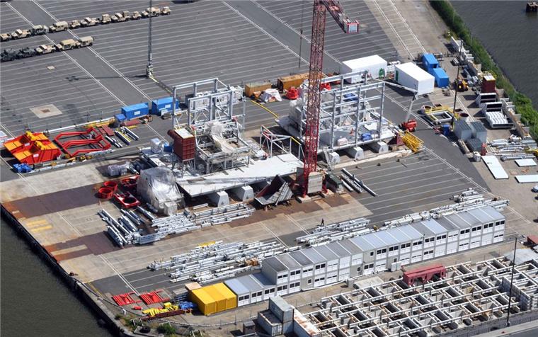 Auf der ABC-Halbinsel im Bremerhavener Kaiserhafen wird eine Brech- und Siebanlage aufgebaut.