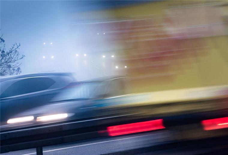 Zum Themendienst-Bericht vom 18. Februar 2022: Keine Rennpiste: Wer auf öffentlichen Straßen illegale Autorennen austrägt, muss mit Strafen rechnen.
