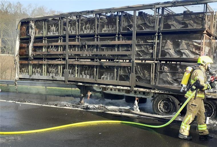 Sattelauflieger brannte lichterloh auf A27: Kilometerlanger Stau Auf der Autobahn A27 geriet am Donnerstag, 20. Februar, ein Sattelauflieger in Brand.