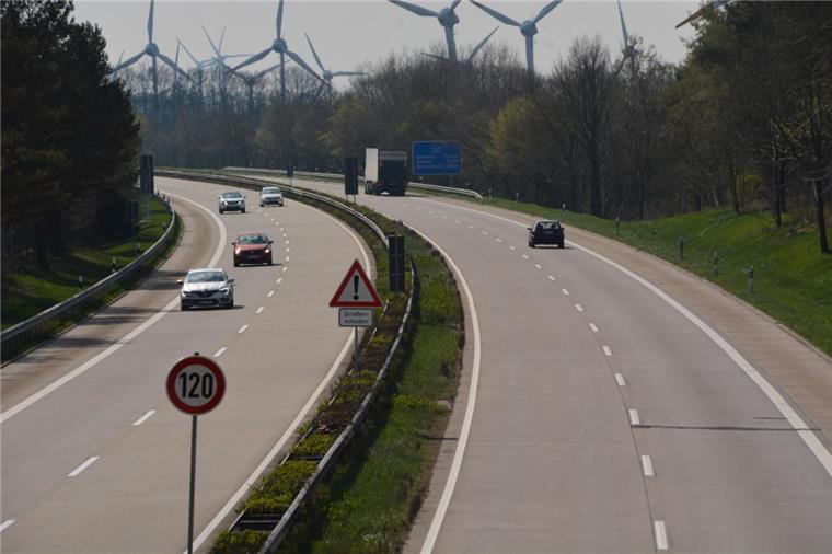 Auf der Autobahn zwischen Debstedt und Altenwalde gilt  in beiden Richtungen ein Tempolimit.