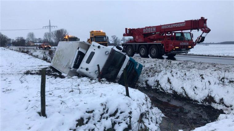 Auf der B 437 bei Schweiburg  hat sich in der Nacht zu Dienstag um etwa 2 Uhr ein Unfall ereignet.  Ein Fischlaster rutschte in den Graben.