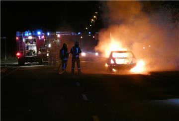 Feuerwehr löscht brennendes Auto